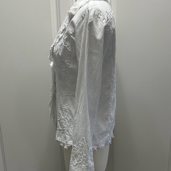 Chic White Embroidered Jacket - Picture 2 of 11